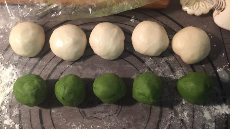 抹茶酥,把水油皮团和酥皮团分别分成5等份,松弛半小时以上,一定要用保鲜膜盖好