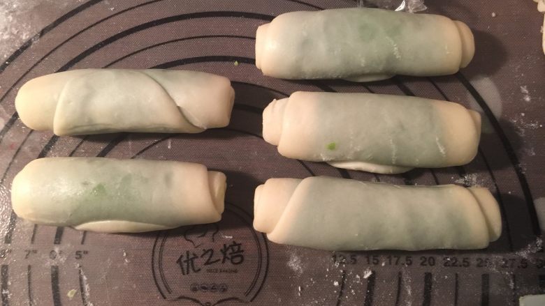 抹茶酥,慢慢卷起来,5个都一样操作,全程用保鲜膜盖好松弛20分钟
