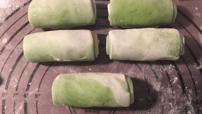 抹茶酥,卷起,用保鲜膜盖好松弛20分钟