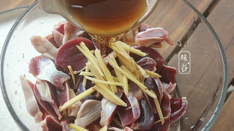 蒜薹炒鸡胗,<a style='color:red;display:inline-block;' href='/shicai/ 37'>姜</a>切成丝放入鸡胗内,倒入2大匙料酒;