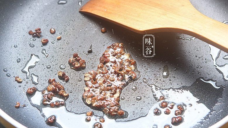 蒜薹炒鸡胗,锅内放入油,油热后倒入<a style='color:red;display:inline-block;' href='/shicai/ 700'>花椒</a>爆香;