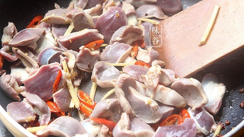 蒜薹炒鸡胗,倒入鸡胗爆炒,炒至鸡胗收缩干水;