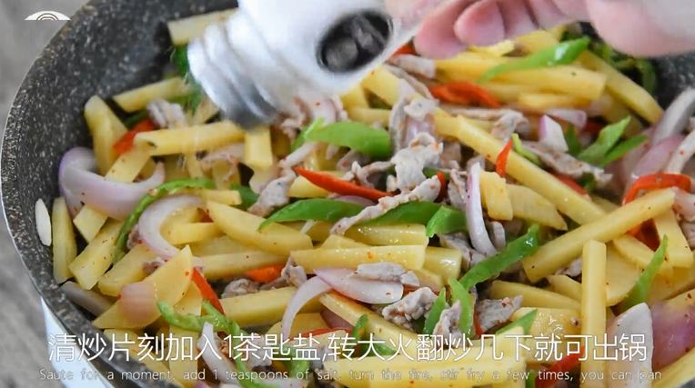干煸土豆条——超级快手版问世,炒香后加入2g盐调味,转大火翻炒几下即可出锅