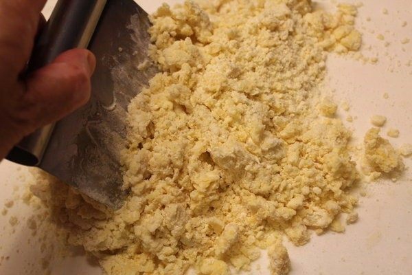 派皮自己动手做,只用切面刀去拌就可以了,尽量少用手去揉面团。面团不用太湿,混合的差不多有一点干干的就可以,这样子烤时候才会有脆脆的口感。