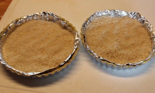 派皮自己动手做,今天放米上去。派皮表面如果没有压好,皮会膨起来就不会平也不会脆了。