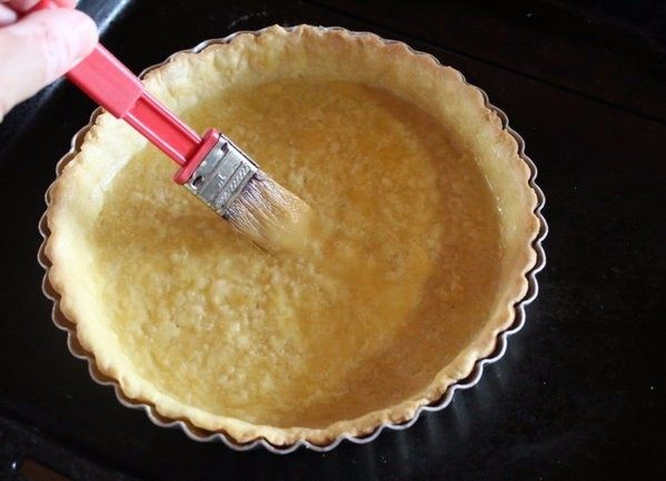 派皮自己动手做,烤箱预热至 180°c,将派放入空烤 20-25 分钟,将派皮取出,拿掉上面的纸和压盘物,刷上蛋液再进烤箱续烤 5分钟至派底呈金黄色泽。