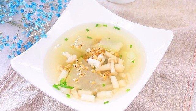 海鲜菇冬瓜薏米汤,热的没胃口,啥都不想吃的时候,却能喝2碗汤。