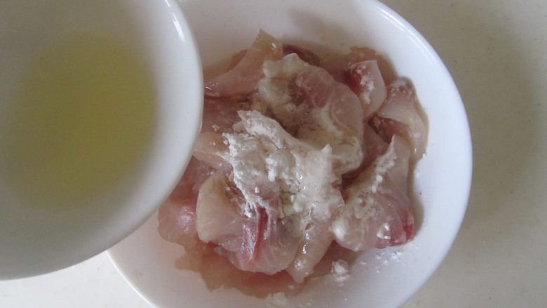 丝瓜炒鱼片,鱼片加入适量的盐和胡椒粉,拌均匀腌制一下;再放入少许淀粉和半个<a style='color:red;display:inline-block;' href='/shicai/ 17'>蛋清</a>抓匀上劲;