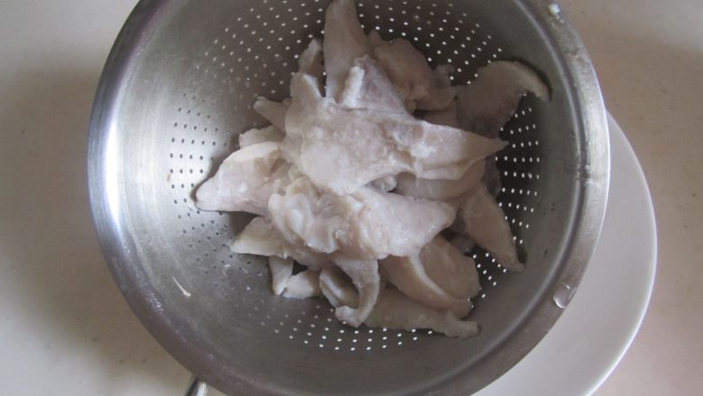 丝瓜炒鱼片,鱼片变色后捞出来备用;