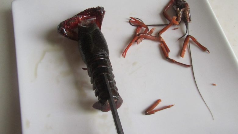 油焖小龙虾,再从虾背剪开一条口便于入味;