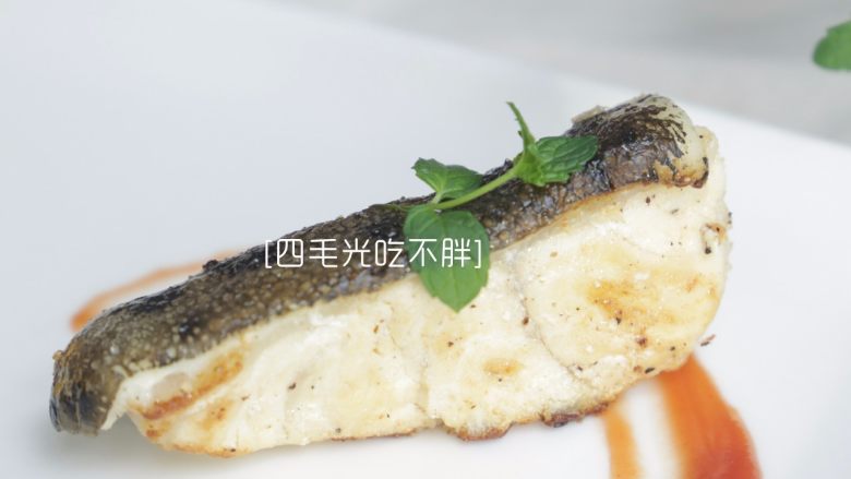 柠檬鳕鱼,煎至鳕鱼肉一块一块打开就熟了,可以起锅食用。