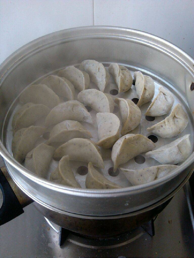 营养素饺:茼蒿鸡蛋馅饺子,锅里添水煮滚,笼屉底部抹油,将饺子依次码好,加盖蒸个七八分钟