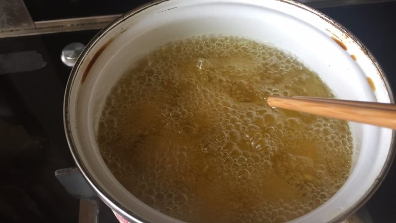 让你欲罢不能的欢乐土豆球,热锅,油,煮至8分热,放入裹满面包糠的土豆球;
