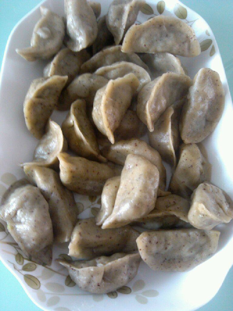 营养素饺:茼蒿鸡蛋馅饺子,完美出锅!老公说好黑啊,可是既营养又健康不是吗?