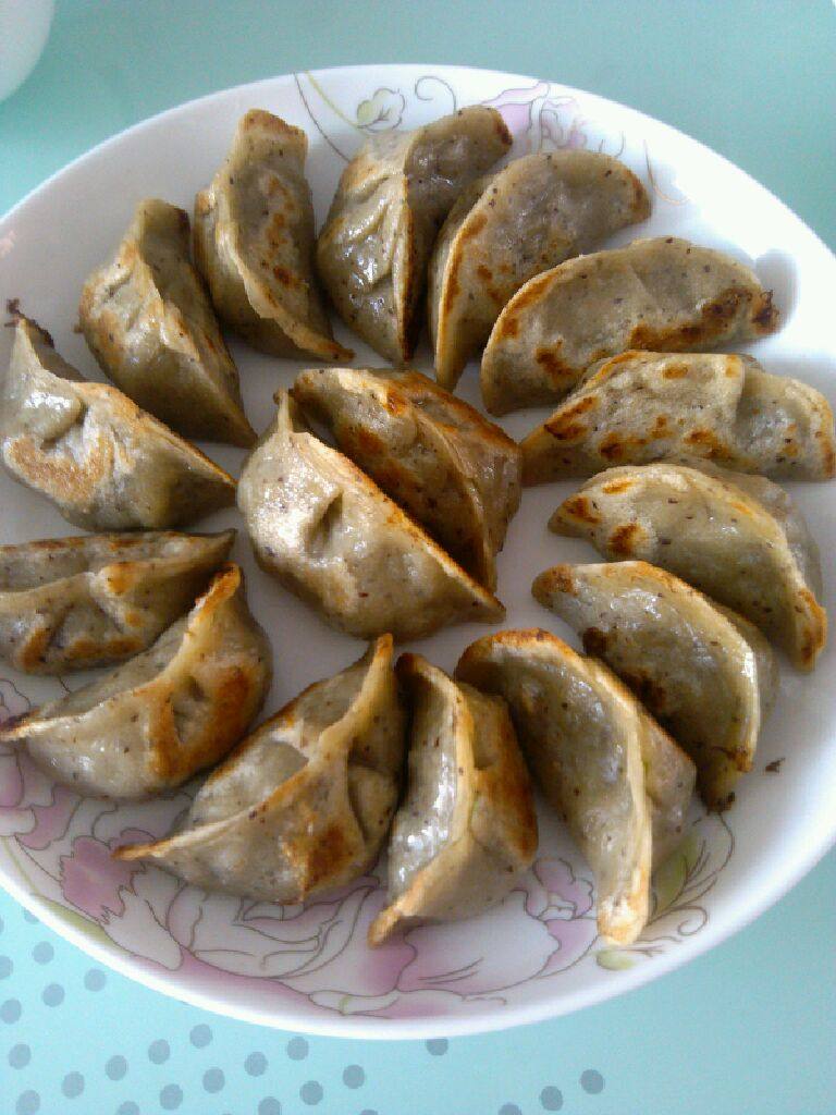 营养素饺:茼蒿鸡蛋馅饺子,留了一部分做生煎,还是生煎口感更赞