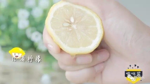 不用打发、不用烤箱也能做出美味的蛋糕！,挤入少许柠檬汁去腥。
