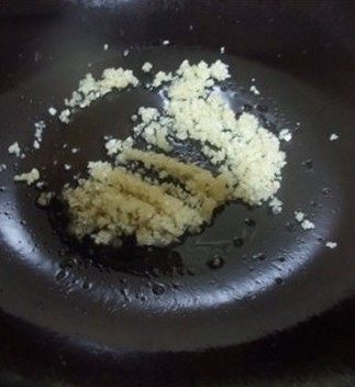 蒜蓉烤生蚝,在烤生蚝过程时,把蒜剁成蒜蓉,炒锅内放入油,用小火将蒜蓉炒出香味,炒成微微金黄色