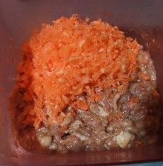 蔬菜猪肉馅饼,<a style='color:red;display:inline-block;' href='/shicai/ 25'>胡萝卜</a>刨丝,切碎加入猪肉馅中拌匀