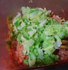 蔬菜猪肉馅饼,<a style='color:red;display:inline-block;' href='/shicai/ 114'>白菜</a>烫一下,切碎加入猪肉馅中拌匀
