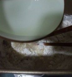 蔬菜猪肉馅饼,烫水冲入面粉,用筷子搅散;加入冷水