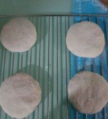 蔬菜猪肉馅饼,包入猪肉馅料,将收口捏紧