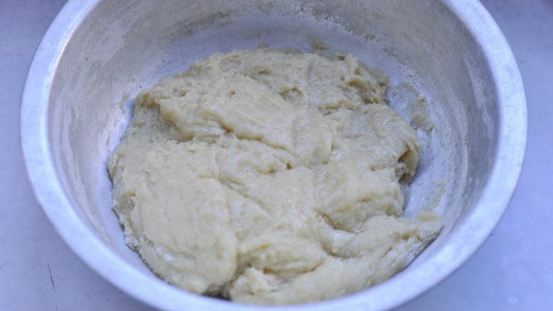 俄罗斯千层蜂蜜蛋糕,搅拌均匀后放入冰箱冷藏半小时左右