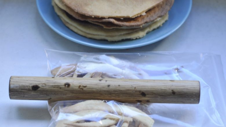 俄罗斯千层蜂蜜蛋糕,把边角料与圆饼分离开,边角料,装进袋子碾碎待用