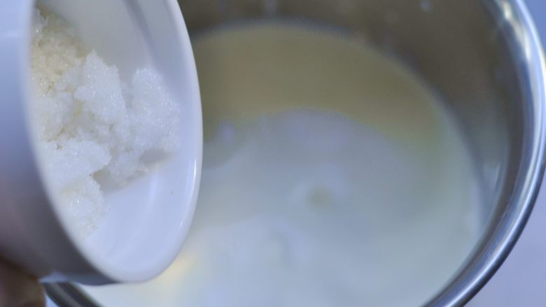 俄罗斯千层蜂蜜蛋糕,淡奶油倒入无水无油的盆中加砂糖打发,打到奶油有纹路,提起打蛋器有短的尖钩即可