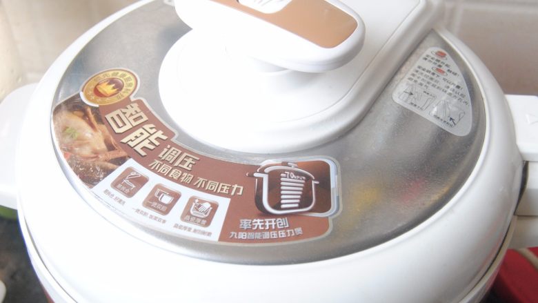 莲藕猪蹄汤,盖上高压锅盖,用煲汤键