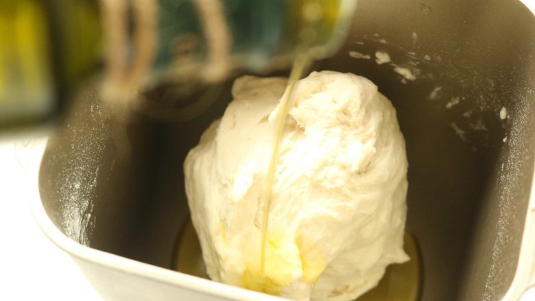 十香菜培根披萨,剩余8分钟的时候加入亚麻籽油,揉面至程序结束。