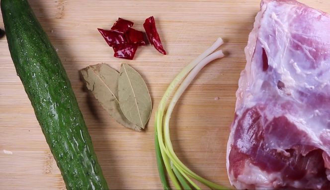 家常红烧肉的正确做法,做法简单又香又美味,首先将所有食材准备好。