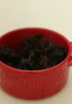鱼香鸡丝,<a style='color:red;display:inline-block;' href='/shicai/ 118129'>干木耳</a>用清水泡开,一个一个的洗干净掰成小瓣