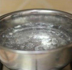 鱼香鸡丝,在火上做一锅开水,然后关火