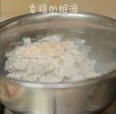 鱼香鸡丝,将鸡丝放入,并用筷子搅拌