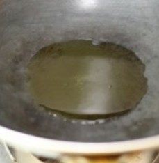 鱼香鸡丝,热锅凉油,锅中放入适量油(我用橄榄油,所以量比较少)