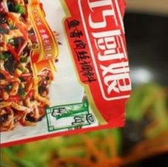 鱼香鸡丝,待蔬菜们炒软,再放入超市买的鱼香肉丝调料继续翻炒
