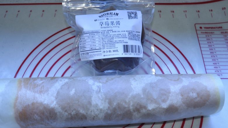 草莓奶油蛋卷,将其用擀面杖卷起，放入冰箱冷藏1小时，定型后就可食用