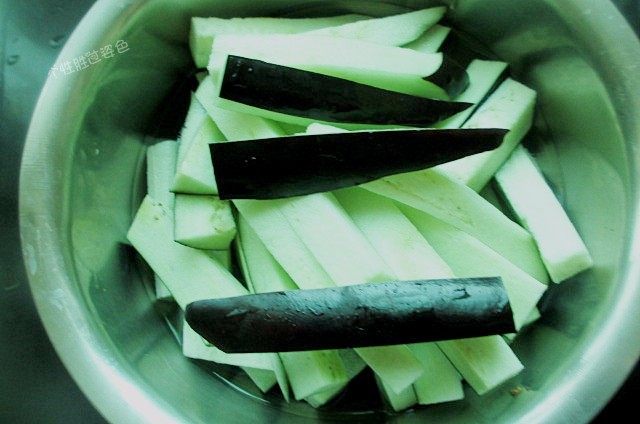 肉沫茄子煲,把茄子洗净去头去蒂,切成手指粗细的长条。