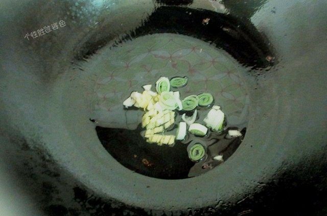 肉沫茄子煲,炒锅里放入油,放入葱姜蒜沫爆香