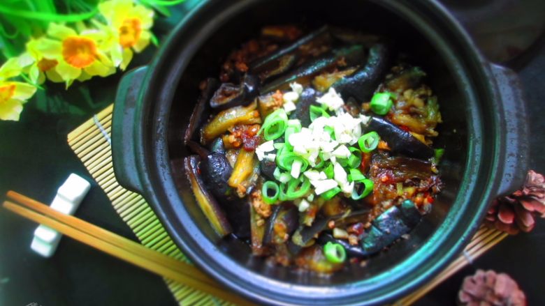 肉沫茄子煲,上桌前再撒点葱花、蒜末,配上一碗白米饭,开动吧。