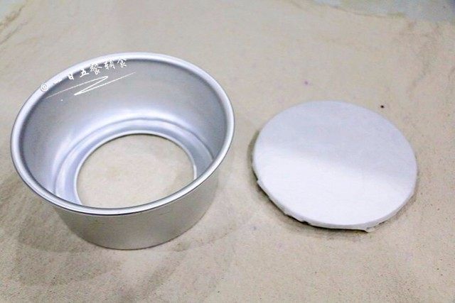 蓝莓慕斯,选六寸活底模具,模具底下垫一张油纸或锡纸。