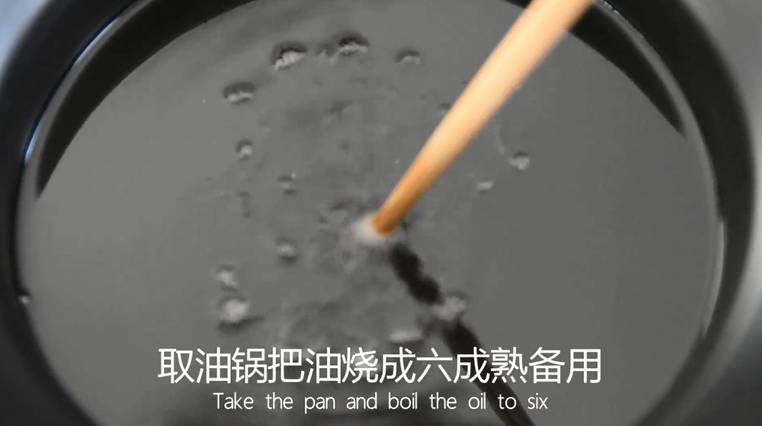 小孩子最爱吃的玉米烙,超级香脆!,油锅中的热油烧至6成熟备用
