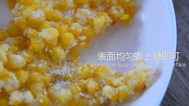 小孩子最爱吃的玉米烙,超级香脆!,表面均匀撒上糖即可