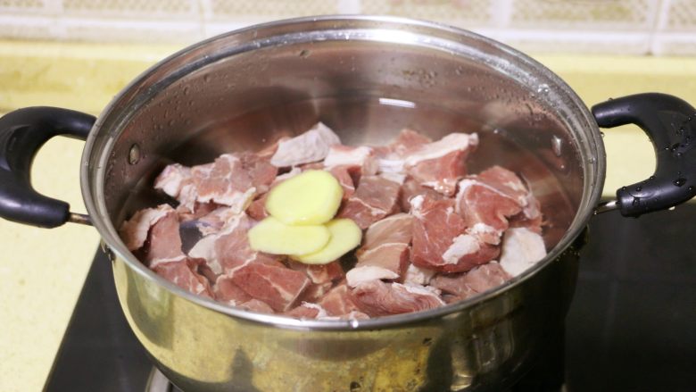 胡萝卜土豆炖牛肉,牛肉放入冷水锅中,放入姜