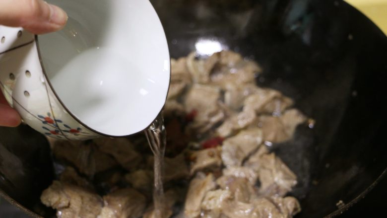 胡萝卜土豆炖牛肉,倒入3、4碗清水,没过牛肉(水一次尽量放多点,炖的过程不宜再另外加水)