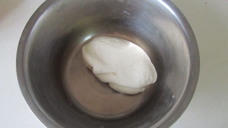 韭菜三鲜饺子,揉成光滑的面团后加盖饧上20分钟;
