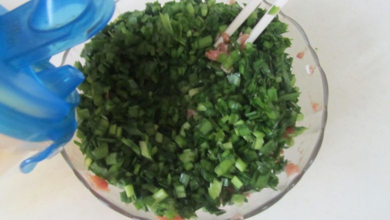 韭菜三鲜饺子,将切好的<a style='color:red;display:inline-block;' href='/shicai/ 116'>韭菜</a>放入肉馅中, 加入少许油顺着一个方向拌均匀;