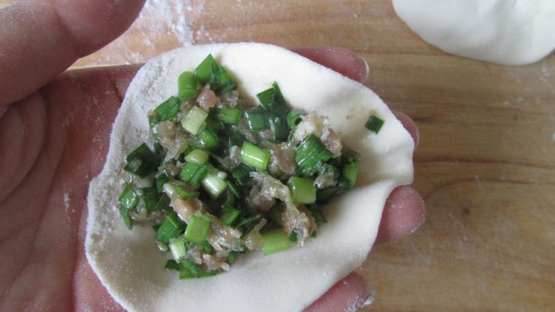韭菜三鲜饺子,中间包入韭菜三鲜馅料;
