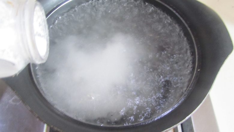 韭菜三鲜饺子,烧锅开水, 加入少许盐;