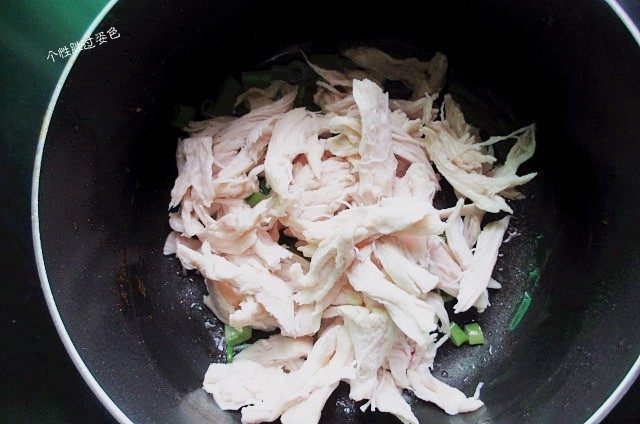 酱香鸡丝,倒入鸡丝,大火翻炒